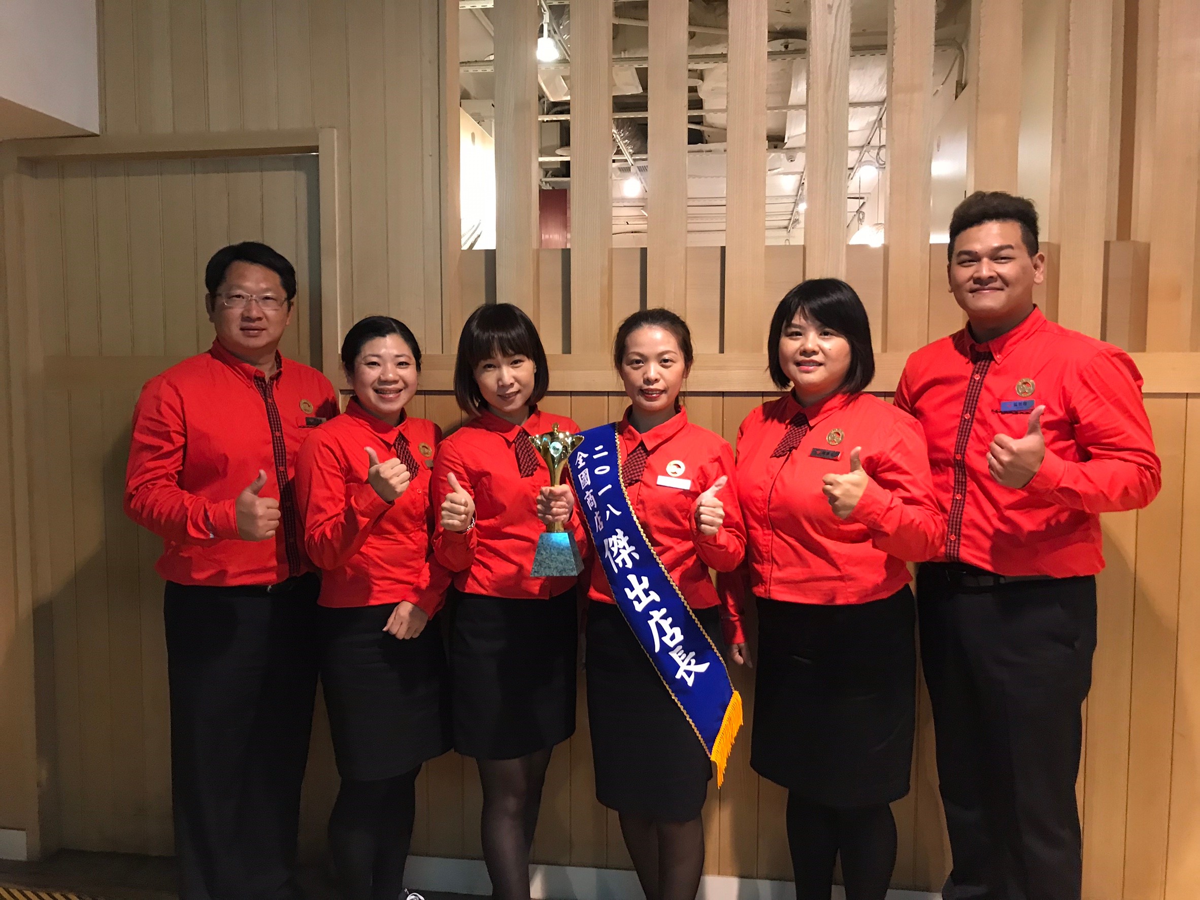 新聞圖片：遠通電收獲頒連鎖服務業奧斯卡獎，西湖門市陳妍潔勇奪傑出店長獎(左四)，劉進楊 、梁琇琪 、吳佳玲、陳雅文 及温智翔榮獲優良店長獎(圖左起依序).jpg